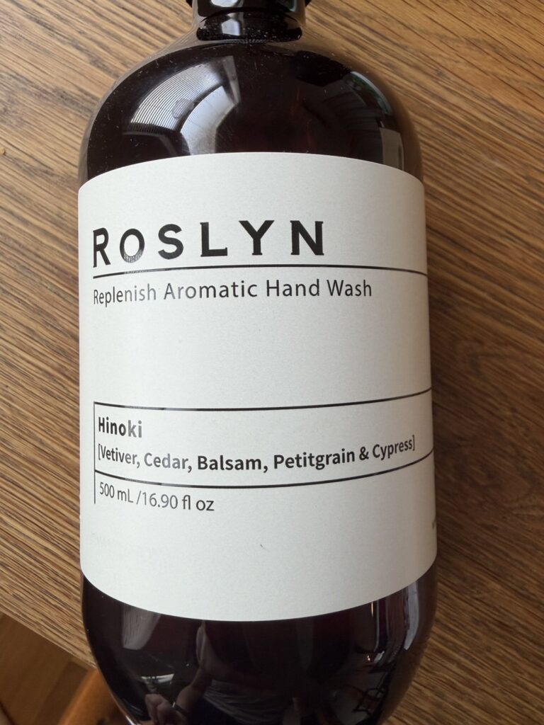 RoslynのHinokiボトルラベル｜Vetiver Cedar Balsam Petitgrain Cypress表記