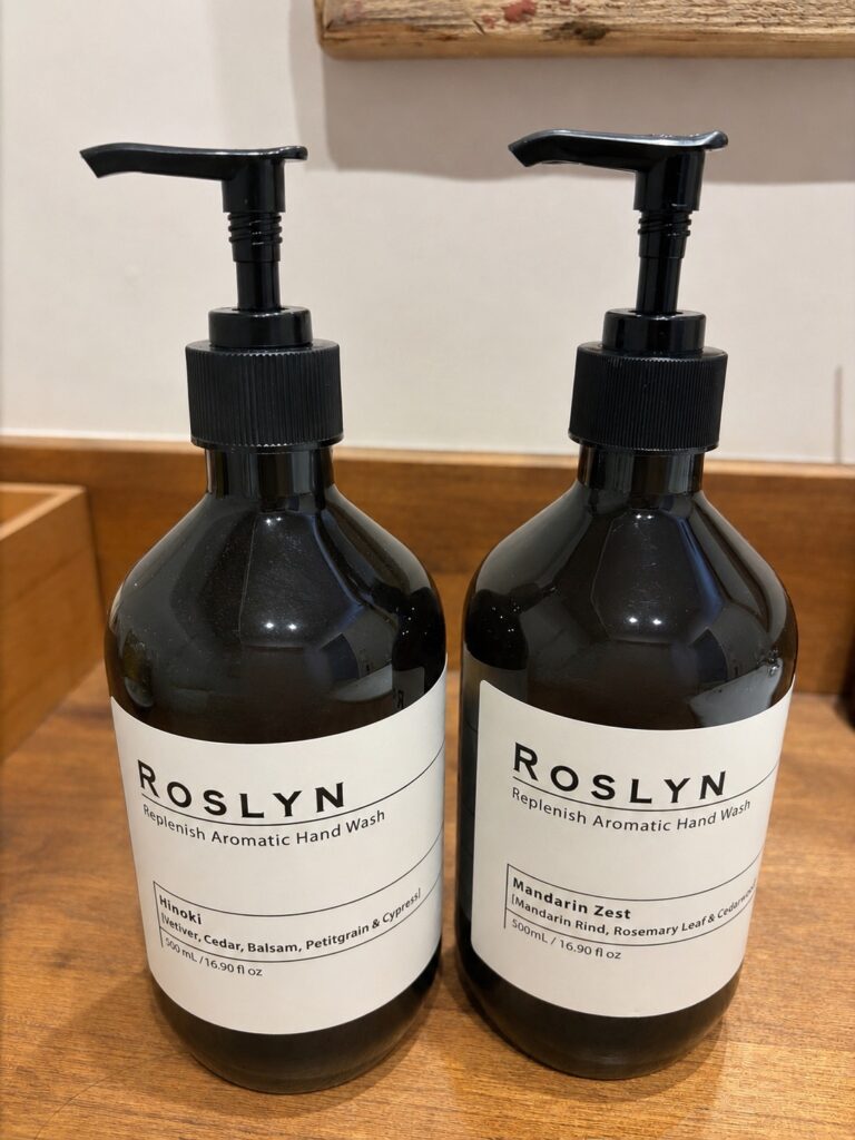 マンダリンゼストとHinoki｜Roslynハンドウォッシュ2種類を並べた様子