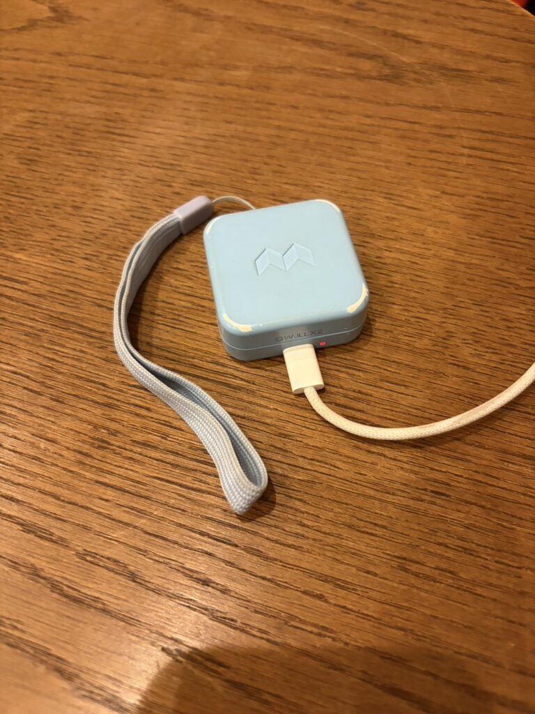 5年目のみてねみまもりGPS第2世代を充電している様子